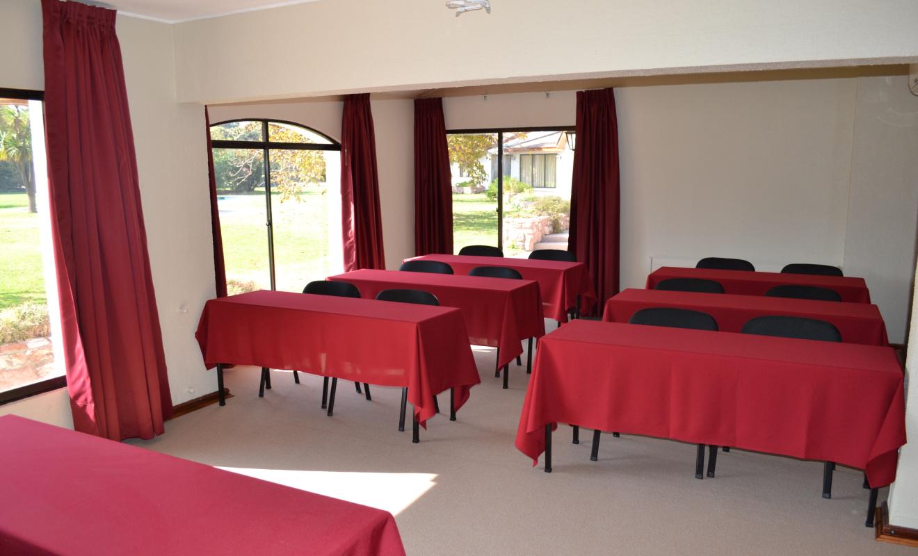 Salón montado para evento corporativo en formato escuela