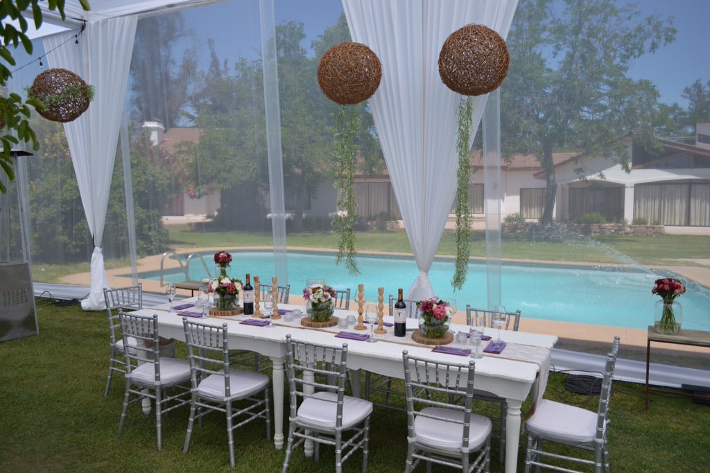 Carpa decorada para matrimonio junto a la piscina